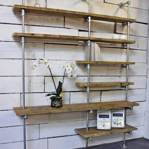 Yuka Reclaimed Gerüstbretter und galvanisiertes Stahlrohr Wandmontiertes und bodenstehendes Industrielles Bücherregal - Maßgeschneiderte Stadtmöbel