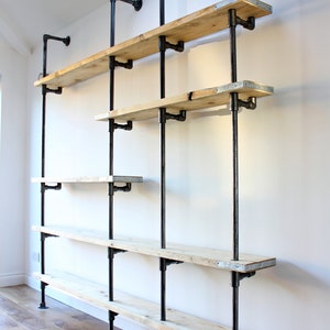 Wesley Gerüstbretter und dunkles Stahlrohr Wand- und Bodenstehende Industrieregale / Bücherregal - Maßgeschneidertes Stadtmöbel-Design