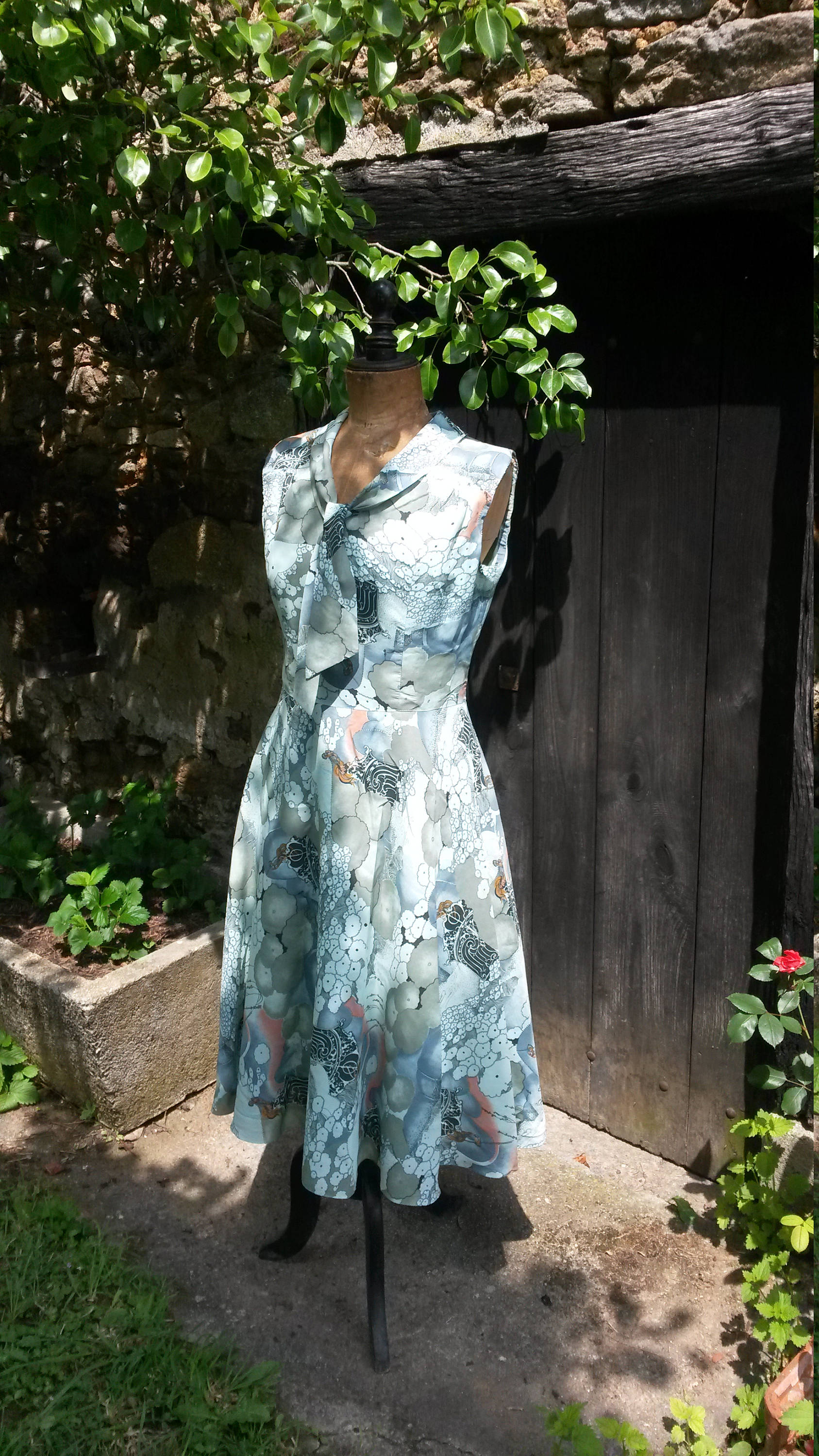 Super Stylish Vintage 70's Dress in a Cool Abstract Cockerel