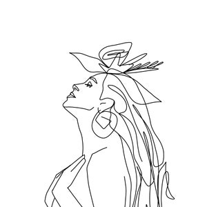 Puede incluir: Dibujo de l&iacute;nea de una mujer con el pelo largo que lleva una gran corona de flores y pendientes. La mujer est&aacute; mirando hacia arriba y sus manos est&aacute;n cerca de su pecho.