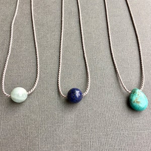 Halsband med ädelstenar i sidensnöre: Akvamarin, lapissaus, turkos