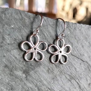 Silver Daisy Earring, Small Sterling Silver Daisy, Flower Earring, Daisy Award Nurse Gift, Silver Daisy Jewelry, 5 Open Petals, Minimalist
