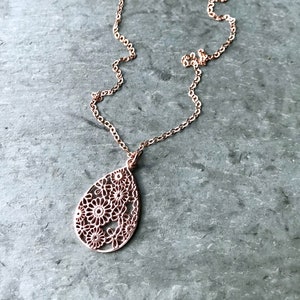 Rose Gold Halskette, Tropfen Anhänger, Filigranes Floral, Zierlich, Rose Gold Vermeil, Cut Out Blume, Großer Tropfen, Rotgold Anhänger