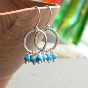 Turquoise boho-oorbellen, sterlingzilver, edelsteenhangers met open cirkel, turkoois en zilver, getextureerde ring takje, sierlijke Southwest-oorbellen