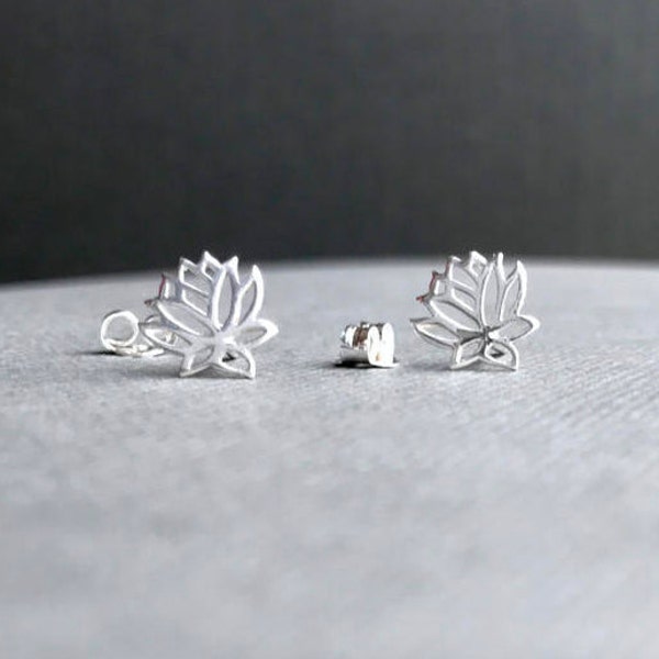 スターリングシルバーの蓮のスタッドピアス、ポストに小さな蓮の花があしらわれています