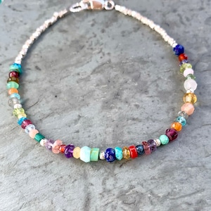 Multicolor Edelstein Armband, Sterling Silber, Hill Tribe Silber, echte Edelsteine, Zartes Stacking Armband, Boho Armband, Regenbogen Schmuck