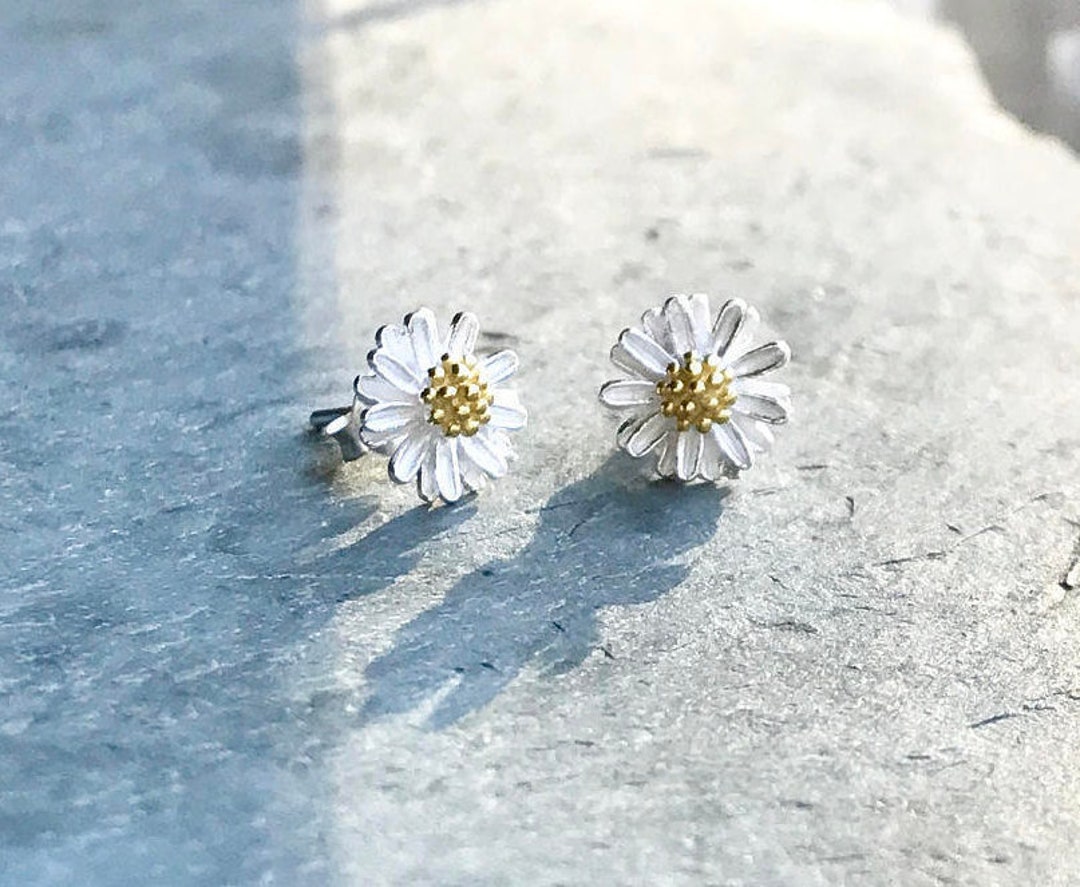 Silver daisy stud earrings discount