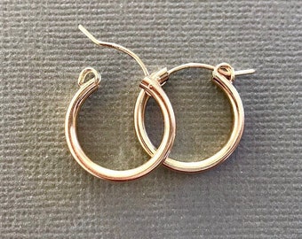 Gold Hoop Ohrring, 14k Gold Fill, 18 mm kleine Hoop, Scharnier Clip, Schlichte einfache Hoop, Gold Clip On Hoop, Schläfer Ohrring, Gold Click Hoop