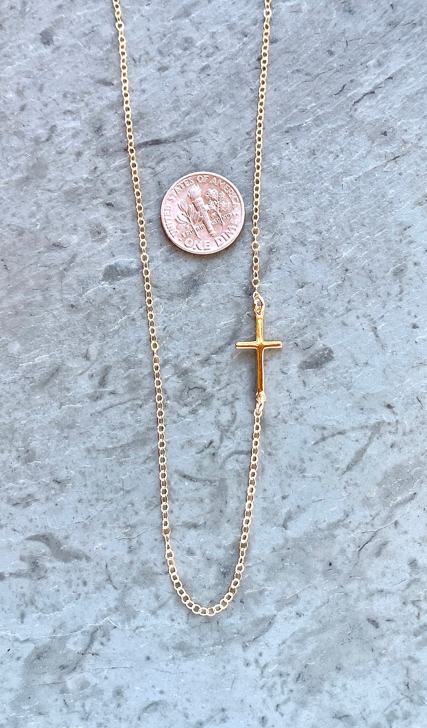 Collier Croix Délicat Pour Femme – Plaqué Or 18 Carats, Chaîne Fine, Style Latéral