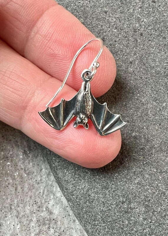 MAGICAL DESIGN シルバーピアス　コウモリ　BAT EARRING Sterling Silver Bat Earrings: Gothic Halloween Jewelry, Realistic