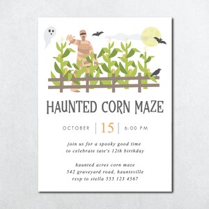Puede incluir: Una invitación a una fiesta de Halloween con una ilustración de dibujos animados de un laberinto de maíz con una momia, murciélagos, un fantasma y un cuervo. El texto dice "Haunted Corn Maze", "October 15", "6:00 PM", "Join us for a spooky good time to celebrate Tate's 12th birthday", "Haunted Acres Corn Maze", "542 Graveyard Road, Hauntsville", y "RSVP to Stella 555 123 4567".