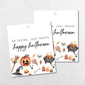 Op de afbeelding: Twee printbare Halloween-cadeauetiketten met aquarel-illustraties van pompoenen, snoepmais, heksenhoeden, ketels en schedels. De tekst op de etiketten luidt "Geen trucs. Alleen snoep. Gelukkig Halloween" en "Alleen snoep. Gelukkig Halloween".