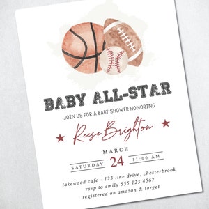 Op de afbeelding: Een uitnodiging voor een babyshower met een aquarel-illustratie van een basketbal, honkbal en voetbal. De tekst luidt "Baby All-Star" en "Doe mee met ons voor een babyshower ter ere van Reese Brighton". De datum is zaterdag 24 maart om 11:00 uur. De locatie is Lakewood Cafe, 123 Line Drive, Chesterbrook. RSVP naar Emily op 555 123 4567. Geregistreerd op Amazon & Target.