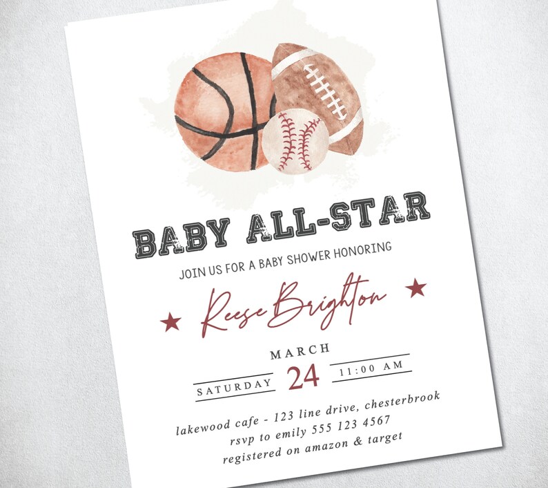 Op de afbeelding: Een uitnodiging voor een babyshower met een aquarel-illustratie van een basketbal, honkbal en voetbal. De tekst luidt "Baby All-Star" en "Doe mee met ons voor een babyshower ter ere van Reese Brighton". De datum is zaterdag 24 maart om 11:00 uur. De locatie is Lakewood Cafe, 123 Line Drive, Chesterbrook. RSVP naar Emily op 555 123 4567. Geregistreerd op Amazon & Target.