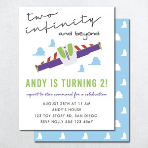 Könnte beinhalten: Eine Geburtstagseinladung mit einem Cartoon-Bild von Buzz Lightyear aus dem Film Toy Story. Die Einladung lautet "two infinity and beyond" und "Andy wird 2!" mit Details zur Party.