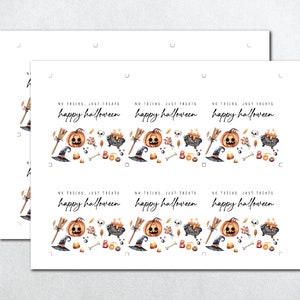 Op de afbeelding: Printbare Halloween-snoepzaklabels met een aquarelontwerp met pompoenen, heksenhoeden, ketels, ma&iuml;s en de tekst "Geen trucs, alleen snoepjes Gelukkig Halloween".