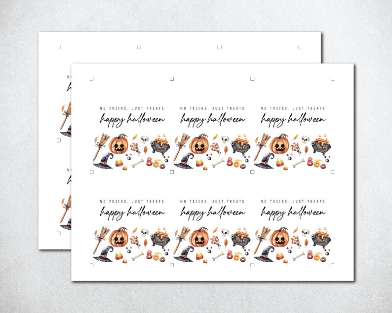 Op de afbeelding: Printbare Halloween-snoepzaklabels met een aquarelontwerp met pompoenen, heksenhoeden, ketels, ma&iuml;s en de tekst "Geen trucs, alleen snoepjes Gelukkig Halloween".