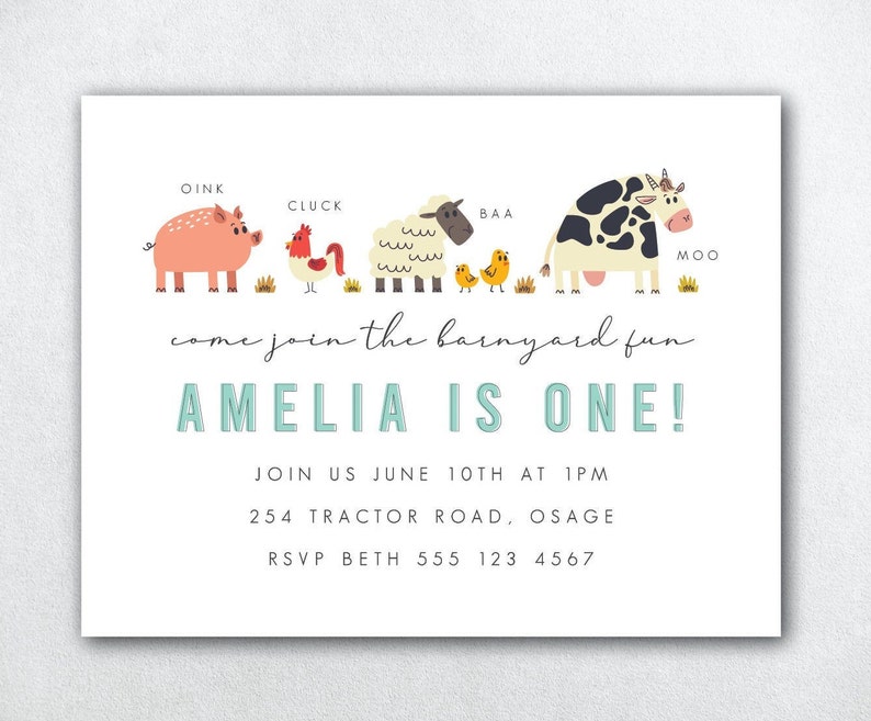 K&ouml;nnte beinhalten: Eine bunte Einladung zu einer ersten Geburtstagsfeier mit einem Bauernhof-Thema. Die Einladung zeigt ein Schwein, ein Huhn, ein Schaf, zwei K&uuml;ken und eine Kuh mit dem Text "come join the barnyard fun Amelia is one!"  Join us June 10th at 1pm 254 Tractor Road, Osage RSVP Beth 555 123 4567