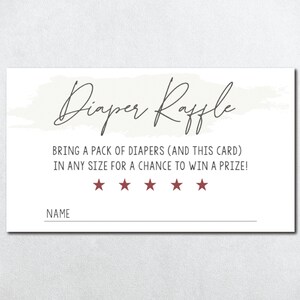 Op de afbeelding: Een witte kaart met een bruine aquarel achtergrond en de tekst "Diaper Raffle". De tekst "Bring a pack of diapers (and this card) in any size for a chance to win a prize!" staat onder de titel gedrukt. Vijf rode sterren zijn onder de tekst gedrukt. Een lege regel is voorzien voor een naam.