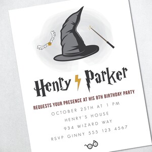K&ouml;nnte beinhalten: Eine Harry-Potter-Motto-Geburtstagseinladung mit einem schwarzen und grauen Zauberhut, einem goldenen Schnatz und einem Zauberstab. Die Einladung lautet: "Henry Parker bittet um Ihre Anwesenheit auf seiner 8. Geburtstagsfeier, am 25. Oktober um 13:00 Uhr, bei Henry, 934 Wizard Way, RSVP Ginny 555 123 4567".