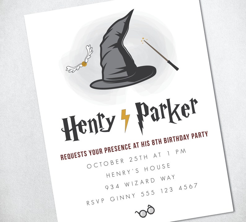 K&ouml;nnte beinhalten: Eine Harry-Potter-Motto-Geburtstagseinladung mit einem schwarzen und grauen Zauberhut, einem goldenen Schnatz und einem Zauberstab. Die Einladung lautet: "Henry Parker bittet um Ihre Anwesenheit auf seiner 8. Geburtstagsfeier, am 25. Oktober um 13:00 Uhr, bei Henry, 934 Wizard Way, RSVP Ginny 555 123 4567".