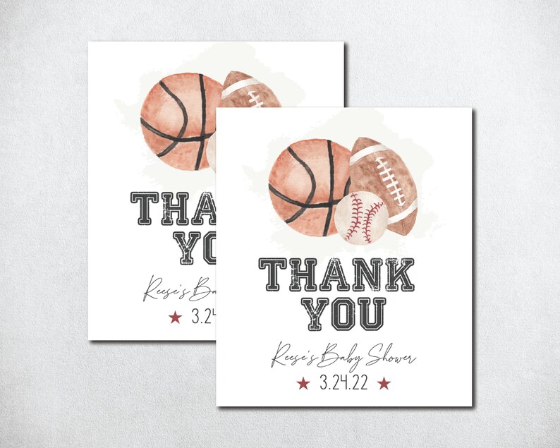 Op de afbeelding: Twee bedankkaartjes met een aquarel-illustratie van een basketbal, honkbal en voetbal. De tekst op de kaartjes luidt "Bedankt" en "Reusi's Baby Shower 3.24.22".