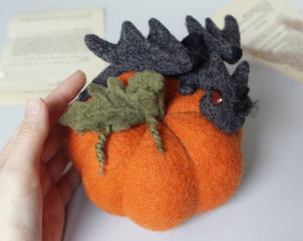 Needle felted halloween dragon, fantasy creature, gift for fans of Dungeons and Dragons, mystical art doll, halloween pumpkin
