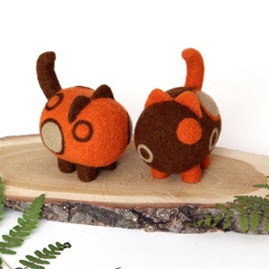 Dos gatos de jengibre de fieltro con aguja, decoraciones de otoño, decoración del hogar de otoño, regalo para amantes de los gatos, animales de lana, lindos accesorios de escritorio imagen 1