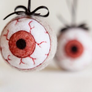 Creepy halloween decorations, Horror Eye, felted bloody eye, Halloween ornaments, needle felted eyeball, creepy decoration image 6