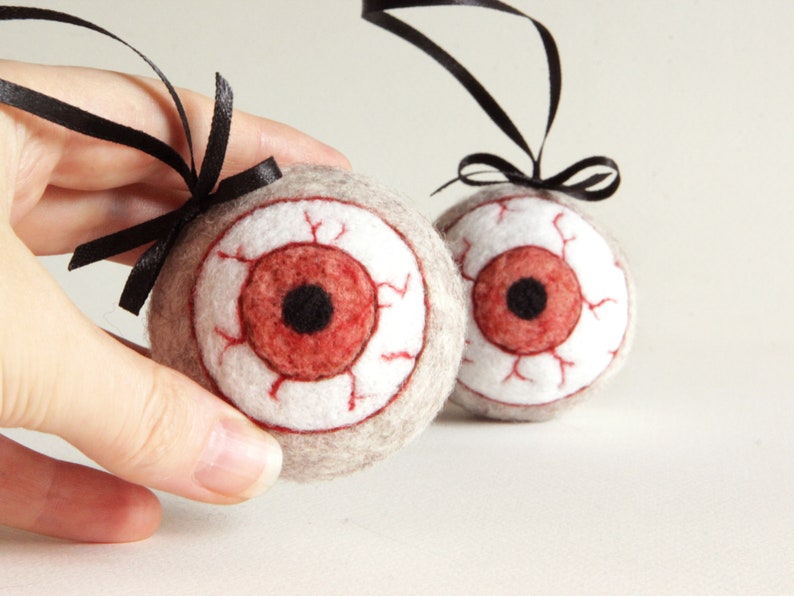 Creepy halloween decorations, Horror Eye, felted bloody eye, Halloween ornaments, needle felted eyeball, creepy decoration image 10