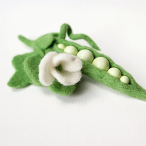 Pea brooch, green jewelry, needle felted brooch, floral jewelry, gift for plant lover, botanical gift, green pea felt brooch, wool pin