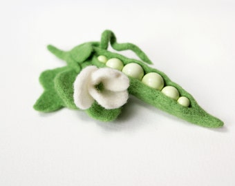 Pea brooch, green jewelry, needle felted brooch, floral jewelry, gift for plant lover, botanical gift, green pea felt brooch, wool pin