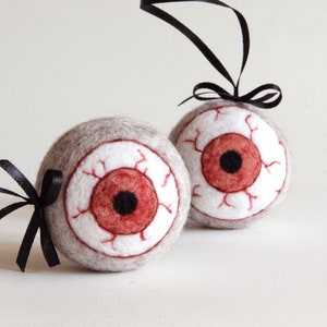 Creepy halloween decorations, Horror Eye, felted bloody eye, Halloween ornaments, needle felted eyeball, creepy decoration image 2