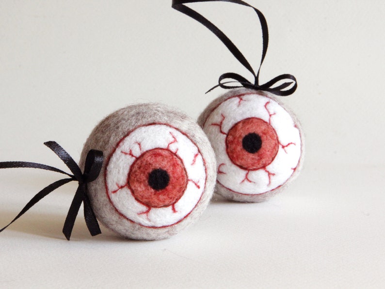 Creepy halloween decorations, Horror Eye, felted bloody eye, Halloween ornaments, needle felted eyeball, creepy decoration image 2