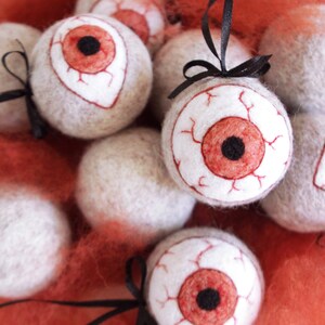 Creepy halloween decorations, Horror Eye, felted bloody eye, Halloween ornaments, needle felted eyeball, creepy decoration image 9