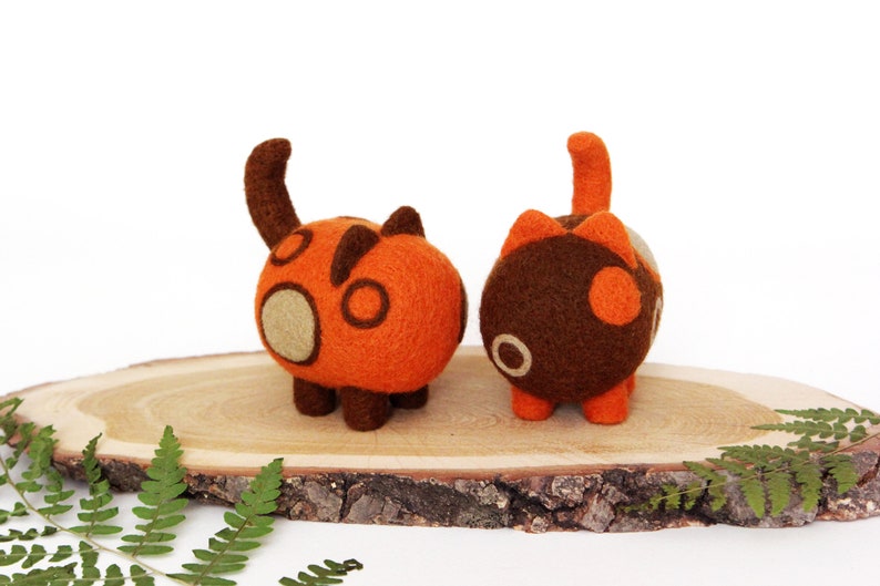 Dos gatos de jengibre de fieltro con aguja, decoraciones de otoño, decoración del hogar de otoño, regalo para amantes de los gatos, animales de lana, lindos accesorios de escritorio imagen 7