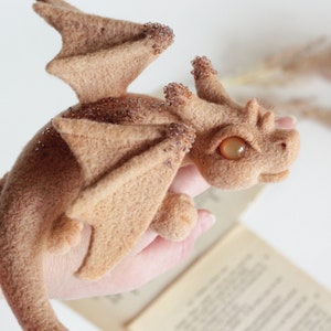 Sculpture bébé dragon feutrée à l'aiguille, poupée créature fantastique pêche