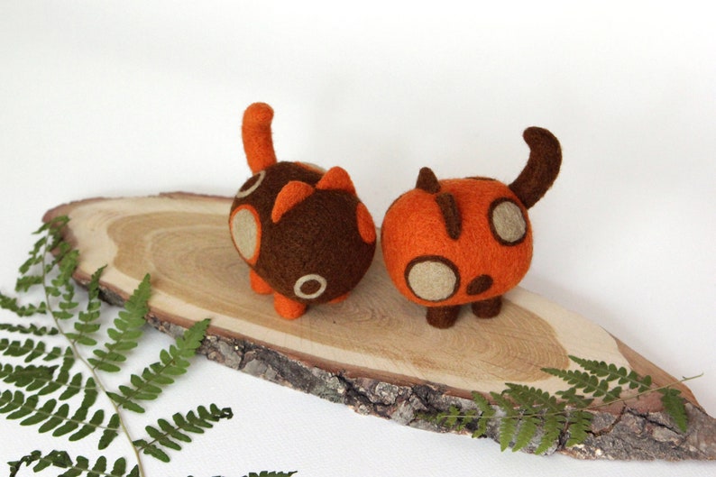 Dos gatos de jengibre de fieltro con aguja, decoraciones de otoño, decoración del hogar de otoño, regalo para amantes de los gatos, animales de lana, lindos accesorios de escritorio imagen 2