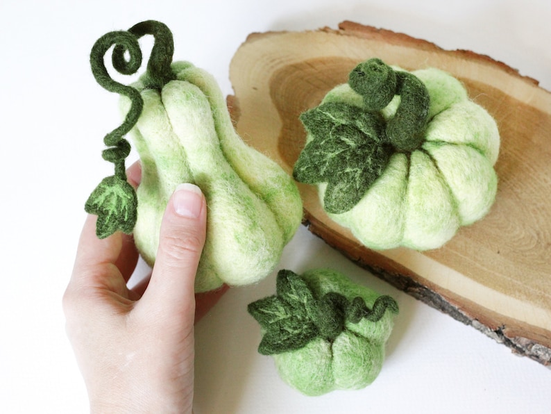 Needle felted green pumpkins, halloween gift, Thanksgiving table decor, pumpkin figurine, pumpkin centerpiece, fall season decor, autumn set image 3