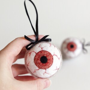 Creepy halloween decorations, Horror Eye, felted bloody eye, Halloween ornaments, needle felted eyeball, creepy decoration 1 round eye