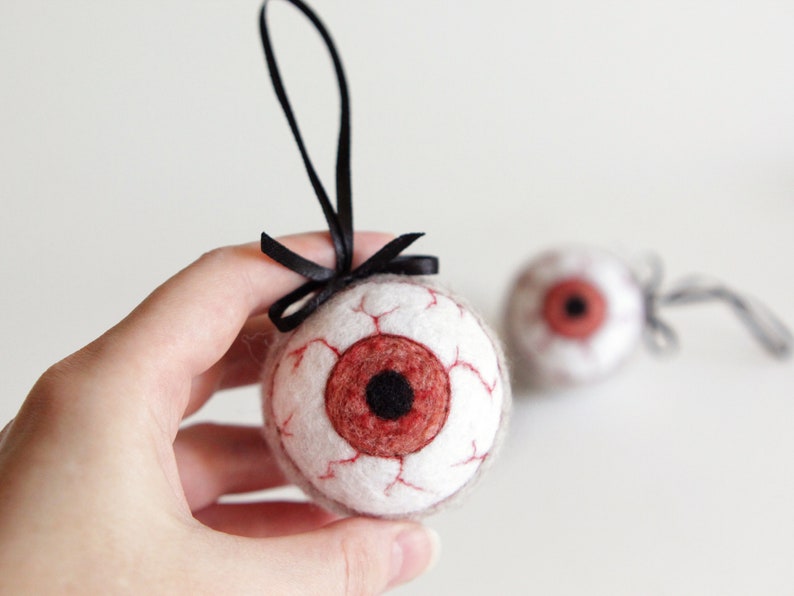 Creepy halloween decorations, Horror Eye, felted bloody eye, Halloween ornaments, needle felted eyeball, creepy decoration 1 round eye