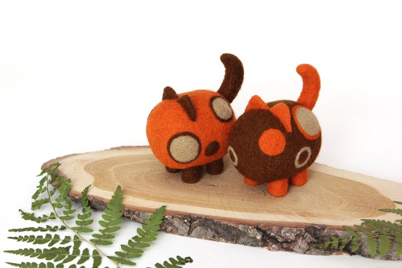 Dos gatos de jengibre de fieltro con aguja, decoraciones de otoño, decoración del hogar de otoño, regalo para amantes de los gatos, animales de lana, lindos accesorios de escritorio imagen 6