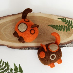 Dos gatos de jengibre de fieltro con aguja, decoraciones de otoño, decoración del hogar de otoño, regalo para amantes de los gatos, animales de lana, lindos accesorios de escritorio imagen 3