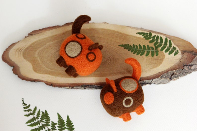 Dos gatos de jengibre de fieltro con aguja, decoraciones de otoño, decoración del hogar de otoño, regalo para amantes de los gatos, animales de lana, lindos accesorios de escritorio imagen 3