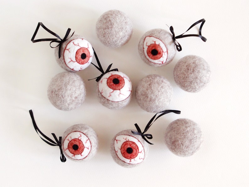 Creepy halloween decorations, Horror Eye, felted bloody eye, Halloween ornaments, needle felted eyeball, creepy decoration image 3