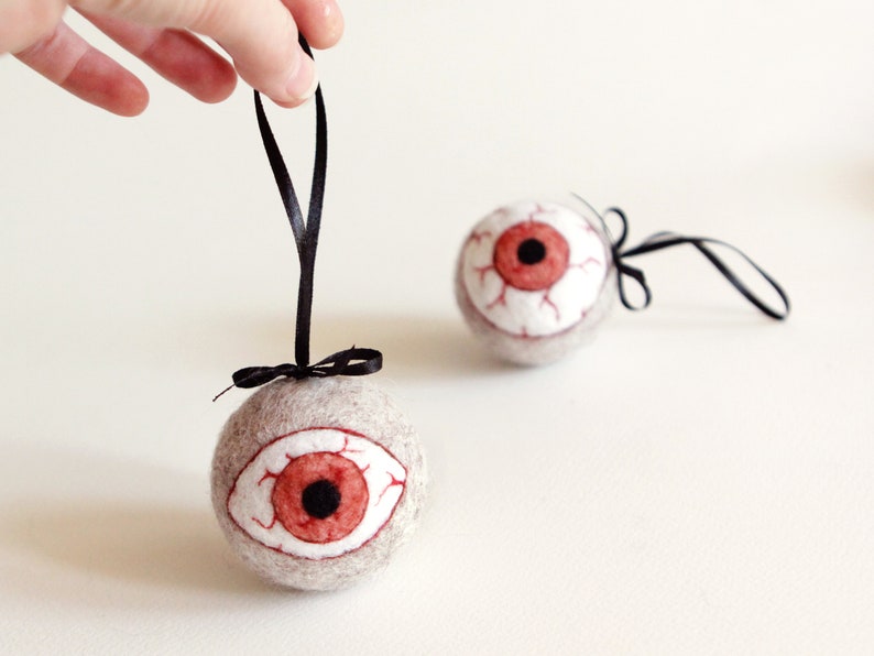 Creepy halloween decorations, Horror Eye, felted bloody eye, Halloween ornaments, needle felted eyeball, creepy decoration 1 oval eye