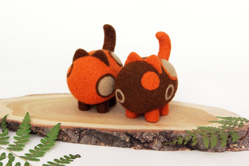 Dos gatos de jengibre de fieltro con aguja, decoraciones de otoño, decoración del hogar de otoño, regalo para amantes de los gatos, animales de lana, lindos accesorios de escritorio imagen 8