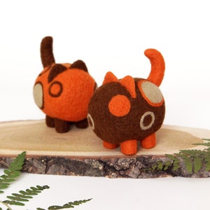 Dos gatos de jengibre de fieltro con aguja, decoraciones de otoño, decoración del hogar de otoño, regalo para amantes de los gatos, animales de lana, lindos accesorios de escritorio imagen 9