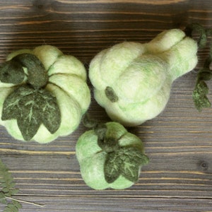 Needle felted green pumpkins, halloween gift, Thanksgiving table decor, pumpkin figurine, pumpkin centerpiece, fall season decor, autumn set image 4