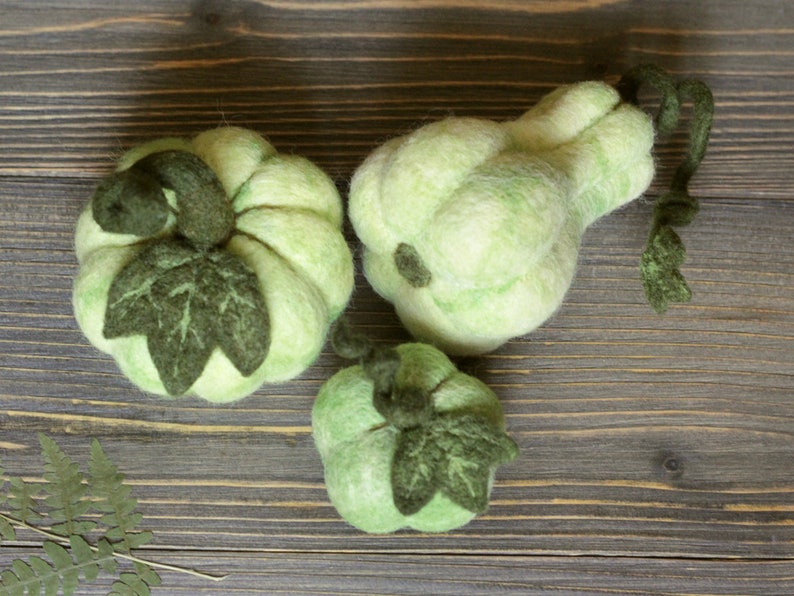 Needle felted green pumpkins, halloween gift, Thanksgiving table decor, pumpkin figurine, pumpkin centerpiece, fall season decor, autumn set image 4